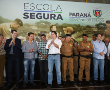 O governador Carlos Massa Ratinho Junior lançou nesta sexta-feira (17) o programa Escola Segura em Londrina, no Norte do Paraná. O colégio estadual Olympia Morais Tormenta, onde aconteceu a solenidade, e outras 17 escolas estaduais do município contam agora com policiais militares que atuarão diariamente para reforçar a segurança no período de aulas. Foto: Rodrigo Felix Leal/ANPr