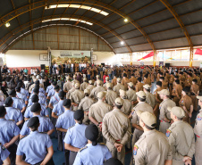 O governador Carlos Massa Ratinho Junior lançou nesta sexta-feira (17) o programa Escola Segura em Londrina, no Norte do Paraná. O colégio estadual Olympia Morais Tormenta, onde aconteceu a solenidade, e outras 17 escolas estaduais do município contam agora com policiais militares que atuarão diariamente para reforçar a segurança no período de aulas. Foto: Rodrigo Felix Leal/ANPr