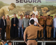 O governador Carlos Massa Ratinho Junior lançou nesta sexta-feira (17) o programa Escola Segura em Londrina, no Norte do Paraná. O colégio estadual Olympia Morais Tormenta, onde aconteceu a solenidade, e outras 17 escolas estaduais do município contam agora com policiais militares que atuarão diariamente para reforçar a segurança no período de aulas. Foto: Rodrigo Felix Leal/ANPr