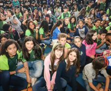 O governador Carlos Massa Ratinho Junior lançou nesta sexta-feira (17) o programa Escola Segura em Londrina, no Norte do Paraná. O colégio estadual Olympia Morais Tormenta, onde aconteceu a solenidade, e outras 17 escolas estaduais do município contam agora com policiais militares que atuarão diariamente para reforçar a segurança no período de aulas. Foto: Rodrigo Felix Leal/ANPr