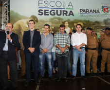 O governador Carlos Massa Ratinho Junior lançou nesta sexta-feira (17) o programa Escola Segura em Londrina, no Norte do Paraná. O colégio estadual Olympia Morais Tormenta, onde aconteceu a solenidade, e outras 17 escolas estaduais do município contam agora com policiais militares que atuarão diariamente para reforçar a segurança no período de aulas. Foto: Rodrigo Felix Leal/ANPr