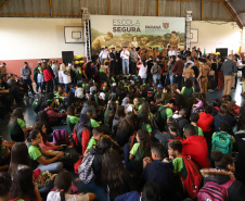 O governador Carlos Massa Ratinho Junior lançou nesta sexta-feira (17) o programa Escola Segura em Londrina, no Norte do Paraná. O colégio estadual Olympia Morais Tormenta, onde aconteceu a solenidade, e outras 17 escolas estaduais do município contam agora com policiais militares que atuarão diariamente para reforçar a segurança no período de aulas. Foto: Rodrigo Felix Leal/ANPr