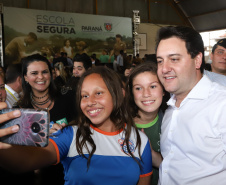 O governador Carlos Massa Ratinho Junior lançou nesta sexta-feira (17) o programa Escola Segura em Londrina, no Norte do Paraná. O colégio estadual Olympia Morais Tormenta, onde aconteceu a solenidade, e outras 17 escolas estaduais do município contam agora com policiais militares que atuarão diariamente para reforçar a segurança no período de aulas. Foto: Rodrigo Felix Leal/ANPr