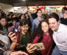 O governador Carlos Massa Ratinho Junior lançou nesta sexta-feira (17) o programa Escola Segura em Londrina, no Norte do Paraná. O colégio estadual Olympia Morais Tormenta, onde aconteceu a solenidade, e outras 17 escolas estaduais do município contam agora com policiais militares que atuarão diariamente para reforçar a segurança no período de aulas. Foto: Rodrigo Felix Leal/ANPr