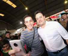 O governador Carlos Massa Ratinho Junior lançou nesta sexta-feira (17) o programa Escola Segura em Londrina, no Norte do Paraná. O colégio estadual Olympia Morais Tormenta, onde aconteceu a solenidade, e outras 17 escolas estaduais do município contam agora com policiais militares que atuarão diariamente para reforçar a segurança no período de aulas. Foto: Rodrigo Felix Leal/ANPr