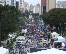 O governador Carlos Massa Ratinho Junior participou neste sábado (18), em Curitiba, da 25ª Marcha para Jesus, evento que reuniu cerca de 200 mil pessoas, de acordo com a organização. Foto: Rodrigo Felix Leal/ANPr