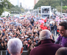 O governador Carlos Massa Ratinho Junior participou neste sábado (18), em Curitiba, da 25ª Marcha para Jesus, evento que reuniu cerca de 200 mil pessoas, de acordo com a organização. Foto: Rodrigo Felix Leal/ANPr