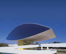 O Museu Oscar Niemeyer oferece nesta quarta-feira (22) – dia da semana em que a entrada é sempre gratuita – atividades artísticas para seus visitantes. Foto: Carlos Renato/MON