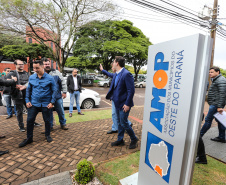 O governador Carlos Massa Ratinho Junior se reúne com prefeitos na sede da Associação dos Municípios do Oeste do Paraná (Amop) em Cascavel nesta sexta-feira (24),  para confirmar recursos do Estado para investimentos nos municípios. No mesmo encontro são anunciados investimentos que a Copel fará na região Oeste nos próximos três anos.   Cascavel, 24/05/2019 -  Foto: Geraldo Bubniak/ANPr