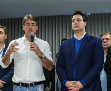 O governador Carlos Massa Ratinho Junior se reúne com prefeitos na sede da Associação dos Municípios do Oeste do Paraná (Amop) em Cascavel nesta sexta-feira (24),  para confirmar recursos do Estado para investimentos nos municípios. No mesmo encontro são anunciados investimentos que a Copel fará na região Oeste nos próximos três anos.   Cascavel, 24/05/2019 -  Foto: Geraldo Bubniak/ANPr