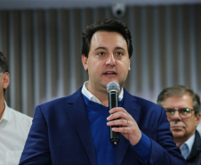 O governador Carlos Massa Ratinho Junior se reúne com prefeitos na sede da Associação dos Municípios do Oeste do Paraná (Amop) em Cascavel nesta sexta-feira (24),  para confirmar recursos do Estado para investimentos nos municípios. No mesmo encontro são anunciados investimentos que a Copel fará na região Oeste nos próximos três anos.   Cascavel, 24/05/2019 -  Foto: Geraldo Bubniak/ANPr