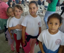 O Paraná Cidadão, a feira de serviços de cidadania, defesa de direitos e inclusão social da Secretaria da Justiça, Família e Trabalho realizou em apenas três dias mais de 10 mil atendimentos em Carlópolis, no Norte Pioneiro. Foram emitidas 1.483 carteiras de identidade e 851 CPF’s, além de 63 carteiras de trabalho. “São serviços gratuitos que contribuem para uma sociedade mais equilibrada e justa”, disse o secretário Ney Leprevost. Foto:SEJUT