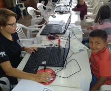 O Paraná Cidadão, a feira de serviços de cidadania, defesa de direitos e inclusão social da Secretaria da Justiça, Família e Trabalho realizou em apenas três dias mais de 10 mil atendimentos em Carlópolis, no Norte Pioneiro. Foram emitidas 1.483 carteiras de identidade e 851 CPF’s, além de 63 carteiras de trabalho. “São serviços gratuitos que contribuem para uma sociedade mais equilibrada e justa”, disse o secretário Ney Leprevost. Foto:SEJUT