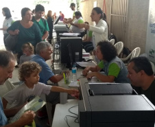 O Paraná Cidadão, a feira de serviços de cidadania, defesa de direitos e inclusão social da Secretaria da Justiça, Família e Trabalho realizou em apenas três dias mais de 10 mil atendimentos em Carlópolis, no Norte Pioneiro. Foram emitidas 1.483 carteiras de identidade e 851 CPF’s, além de 63 carteiras de trabalho. “São serviços gratuitos que contribuem para uma sociedade mais equilibrada e justa”, disse o secretário Ney Leprevost. Foto:SEJUT