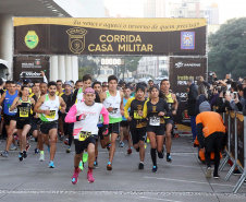 A 2ª Corrida da Casa Militar aconteceu neste domingo (26) em frente ao Palácio Iguaçu. Mais de 3 mil pessoas participaram do evento, que arrecadou agasalho para instituições sociais do Estado e também contribuirá com a campanha Corra para aquecer o inverno de quem precisa.As provas foram de 5 km e 10 km, caminhada de 3 km e kids, com chegada prevista também para o Palácio Iguaçu. Curitiba,26/05/2019 Foto:Jaelson Lucas / ANPr