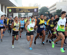 A 2ª Corrida da Casa Militar aconteceu neste domingo (26) em frente ao Palácio Iguaçu. Mais de 3 mil pessoas participaram do evento, que arrecadou agasalho para instituições sociais do Estado e também contribuirá com a campanha Corra para aquecer o inverno de quem precisa.As provas foram de 5 km e 10 km, caminhada de 3 km e kids, com chegada prevista também para o Palácio Iguaçu. Curitiba,26/05/2019 Foto:Jaelson Lucas / ANPr