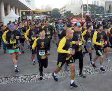 A 2ª Corrida da Casa Militar aconteceu neste domingo (26) em frente ao Palácio Iguaçu. Mais de 3 mil pessoas participaram do evento, que arrecadou agasalho para instituições sociais do Estado e também contribuirá com a campanha Corra para aquecer o inverno de quem precisa.As provas foram de 5 km e 10 km, caminhada de 3 km e kids, com chegada prevista também para o Palácio Iguaçu. Curitiba,26/05/2019 Foto:Jaelson Lucas / ANPr