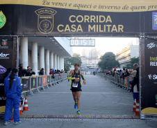 A 2ª Corrida da Casa Militar aconteceu neste domingo (26) em frente ao Palácio Iguaçu. Mais de 3 mil pessoas participaram do evento, que arrecadou agasalho para instituições sociais do Estado e também contribuirá com a campanha Corra para aquecer o inverno de quem precisa.As provas foram de 5 km e 10 km, caminhada de 3 km e kids, com chegada prevista também para o Palácio Iguaçu. Curitiba,26/05/2019 Foto:Jaelson Lucas / ANPr