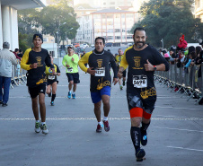 A 2ª Corrida da Casa Militar aconteceu neste domingo (26) em frente ao Palácio Iguaçu. Mais de 3 mil pessoas participaram do evento, que arrecadou agasalho para instituições sociais do Estado e também contribuirá com a campanha Corra para aquecer o inverno de quem precisa.As provas foram de 5 km e 10 km, caminhada de 3 km e kids, com chegada prevista também para o Palácio Iguaçu. Curitiba,26/05/2019 Foto:Jaelson Lucas / ANPr