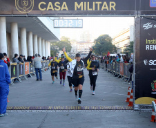 A 2ª Corrida da Casa Militar aconteceu neste domingo (26) em frente ao Palácio Iguaçu. Mais de 3 mil pessoas participaram do evento, que arrecadou agasalho para instituições sociais do Estado e também contribuirá com a campanha Corra para aquecer o inverno de quem precisa.As provas foram de 5 km e 10 km, caminhada de 3 km e kids, com chegada prevista também para o Palácio Iguaçu. Curitiba,26/05/2019 Foto:Jaelson Lucas / ANPr