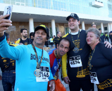 A 2ª Corrida da Casa Militar aconteceu neste domingo (26) em frente ao Palácio Iguaçu. Mais de 3 mil pessoas participaram do evento, que arrecadou agasalho para instituições sociais do Estado e também contribuirá com a campanha Corra para aquecer o inverno de quem precisa.As provas foram de 5 km e 10 km, caminhada de 3 km e kids, com chegada prevista também para o Palácio Iguaçu. Curitiba,26/05/2019 Foto:Jaelson Lucas / ANPr