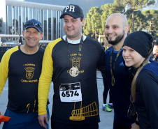 A 2ª Corrida da Casa Militar aconteceu neste domingo (26) em frente ao Palácio Iguaçu. Mais de 3 mil pessoas participaram do evento, que arrecadou agasalho para instituições sociais do Estado e também contribuirá com a campanha Corra para aquecer o inverno de quem precisa.As provas foram de 5 km e 10 km, caminhada de 3 km e kids, com chegada prevista também para o Palácio Iguaçu. Curitiba,26/05/2019 Foto:Jaelson Lucas / ANPr