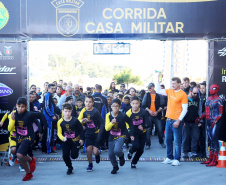 A 2ª Corrida da Casa Militar aconteceu neste domingo (26) em frente ao Palácio Iguaçu. Mais de 3 mil pessoas participaram do evento, que arrecadou agasalho para instituições sociais do Estado e também contribuirá com a campanha Corra para aquecer o inverno de quem precisa.As provas foram de 5 km e 10 km, caminhada de 3 km e kids, com chegada prevista também para o Palácio Iguaçu. Curitiba,26/05/2019 Foto:Jaelson Lucas / ANPr