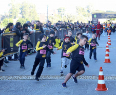 A 2ª Corrida da Casa Militar aconteceu neste domingo (26) em frente ao Palácio Iguaçu. Mais de 3 mil pessoas participaram do evento, que arrecadou agasalho para instituições sociais do Estado e também contribuirá com a campanha Corra para aquecer o inverno de quem precisa.As provas foram de 5 km e 10 km, caminhada de 3 km e kids, com chegada prevista também para o Palácio Iguaçu. Curitiba,26/05/2019 Foto:Jaelson Lucas / ANPr