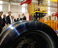 O governador Carlos Massa Ratinho Junior conheceu nesta segunda-feira (27) o primeiro projeto internacional da Aker Solutions desenvolvido integralmente no Paraná, na sede da fábrica, em São José dos Pinhais.Foto: Gilson Abreu/ANPr