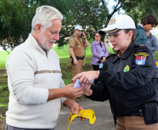 Uma grande mobilização de conscientização sobre segurança no trânsito foi desencadeada pela Polícia Militar nesta segunda-feira (27), Dia Estadual de Prevenção a Acidentes de Trânsito, por conta das atividades educativas da campanha Maio Amarelo. As equipes policiais abordaram motoristas, pedestres e ciclista, com apoio de voluntários de entidades e órgãos ligados ao trânsito nas principais cidades do Paraná.  Curitiba, 27/05/2019  -  Foto: Soldado Amanda Morais