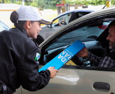 Uma grande mobilização de conscientização sobre segurança no trânsito foi desencadeada pela Polícia Militar nesta segunda-feira (27), Dia Estadual de Prevenção a Acidentes de Trânsito, por conta das atividades educativas da campanha Maio Amarelo. As equipes policiais abordaram motoristas, pedestres e ciclista, com apoio de voluntários de entidades e órgãos ligados ao trânsito nas principais cidades do Paraná.  Curitiba, 27/05/2019  -  Foto: Soldado Amanda Morais