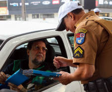 Uma grande mobilização de conscientização sobre segurança no trânsito foi desencadeada pela Polícia Militar nesta segunda-feira (27), Dia Estadual de Prevenção a Acidentes de Trânsito, por conta das atividades educativas da campanha Maio Amarelo. As equipes policiais abordaram motoristas, pedestres e ciclista, com apoio de voluntários de entidades e órgãos ligados ao trânsito nas principais cidades do Paraná.  Curitiba, 27/05/2019  -  Foto: Soldado Amanda Morais