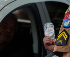 Uma grande mobilização de conscientização sobre segurança no trânsito foi desencadeada pela Polícia Militar nesta segunda-feira (27), Dia Estadual de Prevenção a Acidentes de Trânsito, por conta das atividades educativas da campanha Maio Amarelo. As equipes policiais abordaram motoristas, pedestres e ciclista, com apoio de voluntários de entidades e órgãos ligados ao trânsito nas principais cidades do Paraná.  Curitiba, 27/05/2019  -  Foto: Soldado Amanda Morais