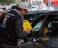 Uma grande mobilização de conscientização sobre segurança no trânsito foi desencadeada pela Polícia Militar nesta segunda-feira (27), Dia Estadual de Prevenção a Acidentes de Trânsito, por conta das atividades educativas da campanha Maio Amarelo. As equipes policiais abordaram motoristas, pedestres e ciclista, com apoio de voluntários de entidades e órgãos ligados ao trânsito nas principais cidades do Paraná.  Curitiba, 27/05/2019  -  Foto: Soldado Amanda Morais