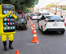 Uma grande mobilização de conscientização sobre segurança no trânsito foi desencadeada pela Polícia Militar nesta segunda-feira (27), Dia Estadual de Prevenção a Acidentes de Trânsito, por conta das atividades educativas da campanha Maio Amarelo. As equipes policiais abordaram motoristas, pedestres e ciclista, com apoio de voluntários de entidades e órgãos ligados ao trânsito nas principais cidades do Paraná.  Curitiba, 27/05/2019  -  Foto: Soldado Amanda Morais