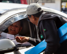 Uma grande mobilização de conscientização sobre segurança no trânsito foi desencadeada pela Polícia Militar nesta segunda-feira (27), Dia Estadual de Prevenção a Acidentes de Trânsito, por conta das atividades educativas da campanha Maio Amarelo. As equipes policiais abordaram motoristas, pedestres e ciclista, com apoio de voluntários de entidades e órgãos ligados ao trânsito nas principais cidades do Paraná.  Curitiba, 27/05/2019  -  Foto: Soldado Amanda Morais