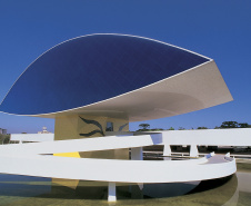 A equipe do Educativo do Museu Oscar Niemeyer oferece nesta quarta-feira (29), das 11h às 17h, a oficina “Que Monstro Tem o meu Nome?”, que trabalhará a técnica de desenho e recorte. A atividade acontecerá no Subsolo. -  .Foto: Carlos Renato Fernandes