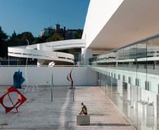 A equipe do Educativo do Museu Oscar Niemeyer oferece nesta quarta-feira (29), das 11h às 17h, a oficina “Que Monstro Tem o meu Nome?”, que trabalhará a técnica de desenho e recorte. A atividade acontecerá no Subsolo. -  .Foto: Marcello Kawase