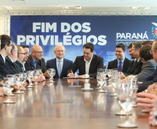 A Proposta de Emenda à Constituição (PEC) que põe fim à aposentadoria vitalícia de governadores, enviada no início do ano à Assembleia Legislativa pelo governador Carlos Massa Ratinho Junior, foi promulgada nesta quarta-feira (29), em solenidade no Palácio Iguaçu.  -  Curitiba, 29/05/2019  -  Foto: Rodrigo Félix Leal/ANPr