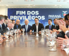 A Proposta de Emenda à Constituição (PEC) que põe fim à aposentadoria vitalícia de governadores, enviada no início do ano à Assembleia Legislativa pelo governador Carlos Massa Ratinho Junior, foi promulgada nesta quarta-feira (29), em solenidade no Palácio Iguaçu.  -  Curitiba, 29/05/2019  -  Foto: Rodrigo Félix Leal/ANPr