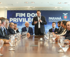 A Proposta de Emenda à Constituição (PEC) que põe fim à aposentadoria vitalícia de governadores, enviada no início do ano à Assembleia Legislativa pelo governador Carlos Massa Ratinho Junior, foi promulgada nesta quarta-feira (29), em solenidade no Palácio Iguaçu.  -  Curitiba, 29/05/2019  -  Foto: Rodrigo Félix Leal/ANPr