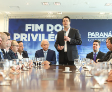 A Proposta de Emenda à Constituição (PEC) que põe fim à aposentadoria vitalícia de governadores, enviada no início do ano à Assembleia Legislativa pelo governador Carlos Massa Ratinho Junior, foi promulgada nesta quarta-feira (29), em solenidade no Palácio Iguaçu.  -  Curitiba, 29/05/2019  -  Foto: Rodrigo Félix Leal/ANPr