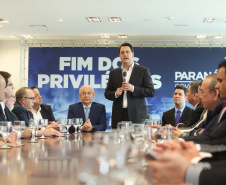 A Proposta de Emenda à Constituição (PEC) que põe fim à aposentadoria vitalícia de governadores, enviada no início do ano à Assembleia Legislativa pelo governador Carlos Massa Ratinho Junior, foi promulgada nesta quarta-feira (29), em solenidade no Palácio Iguaçu.  -  Curitiba, 29/05/2019  -  Foto: Rodrigo Félix Leal/ANPr