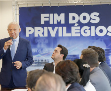 A Proposta de Emenda Constitucional (PEC) que põe fim à aposentadoria vitalícia de governadores será promulgada nesta quarta-feira (29) em solenidade, no Palácio Iguaçu pelo governador Carlos Massa Ratinho Junior. Participaram: presidente da Assembleia Legislativa, dep. Ademar Traiano e vários deputados estaduais.Curitiba, 29-05-19.Foto: Arnaldo Alves / ANPr.