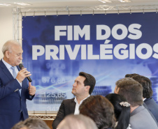 A Proposta de Emenda Constitucional (PEC) que põe fim à aposentadoria vitalícia de governadores será promulgada nesta quarta-feira (29) em solenidade, no Palácio Iguaçu pelo governador Carlos Massa Ratinho Junior. Participaram: presidente da Assembleia Legislativa, dep. Ademar Traiano e vários deputados estaduais.Curitiba, 29-05-19.Foto: Arnaldo Alves / ANPr.