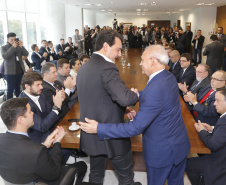 A Proposta de Emenda Constitucional (PEC) que põe fim à aposentadoria vitalícia de governadores será promulgada nesta quarta-feira (29) em solenidade, no Palácio Iguaçu pelo governador Carlos Massa Ratinho Junior. Participaram: presidente da Assembleia Legislativa, dep. Ademar Traiano e vários deputados estaduais.Curitiba, 29-05-19.Foto: Arnaldo Alves / ANPr.