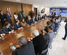 A Proposta de Emenda Constitucional (PEC) que põe fim à aposentadoria vitalícia de governadores será promulgada nesta quarta-feira (29) em solenidade, no Palácio Iguaçu pelo governador Carlos Massa Ratinho Junior. Participaram: presidente da Assembleia Legislativa, dep. Ademar Traiano e vários deputados estaduais.Curitiba, 29-05-19.Foto: Arnaldo Alves / ANPr.