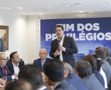 A Proposta de Emenda Constitucional (PEC) que põe fim à aposentadoria vitalícia de governadores será promulgada nesta quarta-feira (29) em solenidade, no Palácio Iguaçu pelo governador Carlos Massa Ratinho Junior. Participaram: presidente da Assembleia Legislativa, dep. Ademar Traiano e vários deputados estaduais.Curitiba, 29-05-19.Foto: Arnaldo Alves / ANPr.