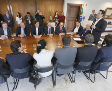 A Proposta de Emenda Constitucional (PEC) que põe fim à aposentadoria vitalícia de governadores será promulgada nesta quarta-feira (29) em solenidade, no Palácio Iguaçu pelo governador Carlos Massa Ratinho Junior. Participaram: presidente da Assembleia Legislativa, dep. Ademar Traiano e vários deputados estaduais.Curitiba, 29-05-19.Foto: Arnaldo Alves / ANPr.