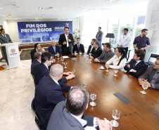 A Proposta de Emenda Constitucional (PEC) que põe fim à aposentadoria vitalícia de governadores será promulgada nesta quarta-feira (29) em solenidade, no Palácio Iguaçu pelo governador Carlos Massa Ratinho Junior. Participaram: presidente da Assembleia Legislativa, dep. Ademar Traiano e vários deputados estaduais.Curitiba, 29-05-19.Foto: Arnaldo Alves / ANPr.